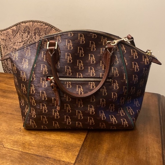 Dooney and Bourke Sutton Sydney Satchel purse. - Picture 2 of 15